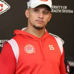 Patrick Mahomes Kansas City Chiefs hoodie – red pullover with team logo, front pocket, and Mahomes’ name and number.